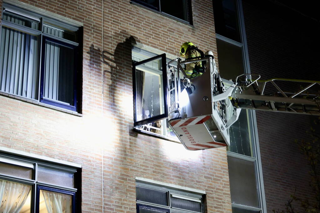 Meerdere bewoners gered bij hevige woningbrand