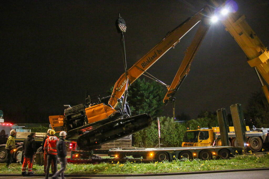 Te water geraakte graafmachine geborgen