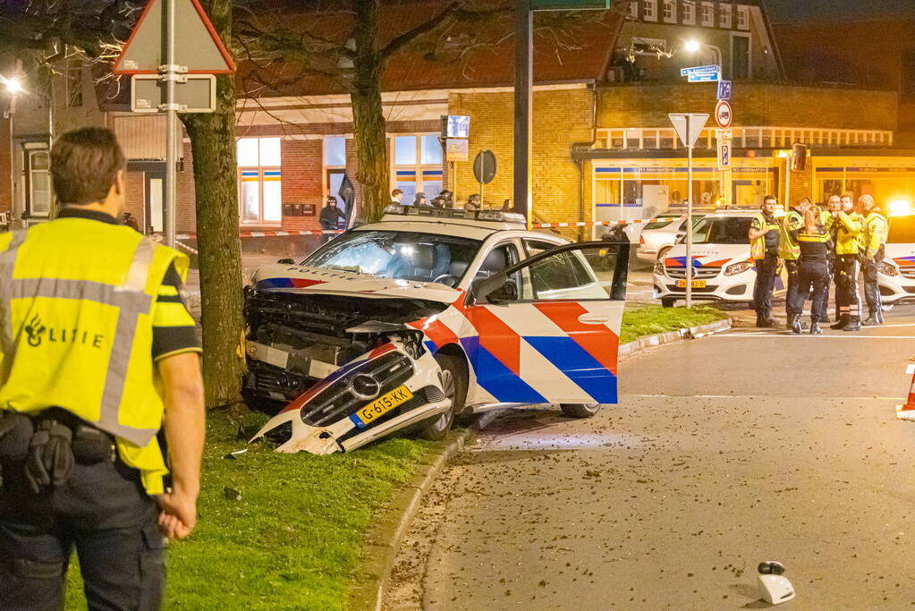 Twee agenten gewond na frontale botsing met boom