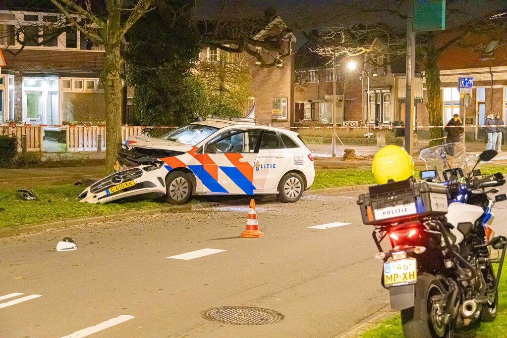 Twee agenten gewond na frontale botsing met boom