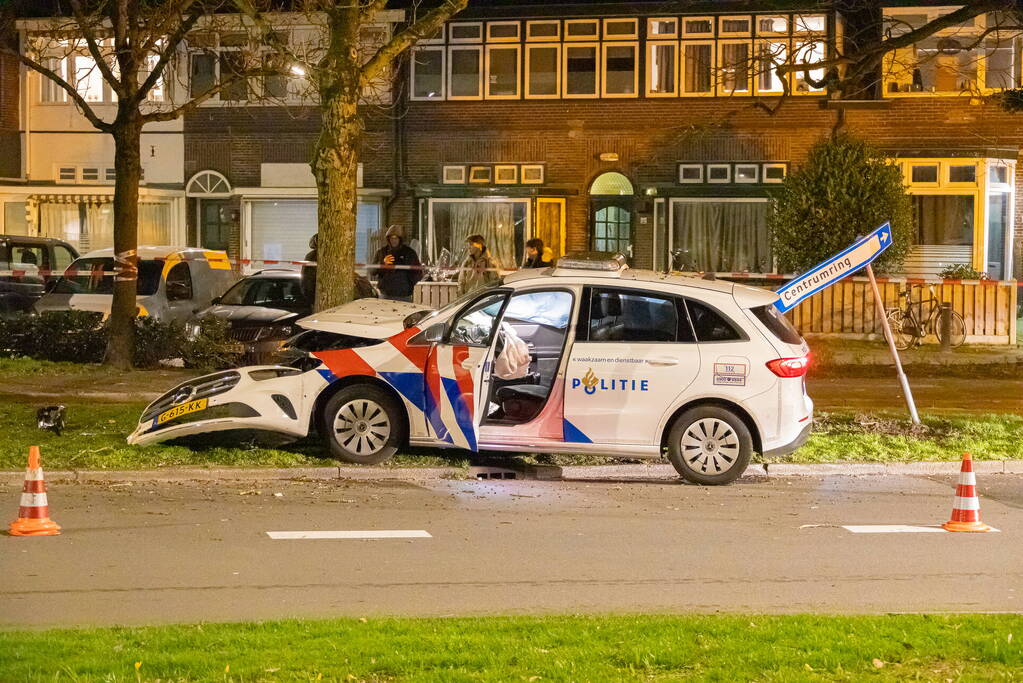 Twee agenten gewond na frontale botsing met boom