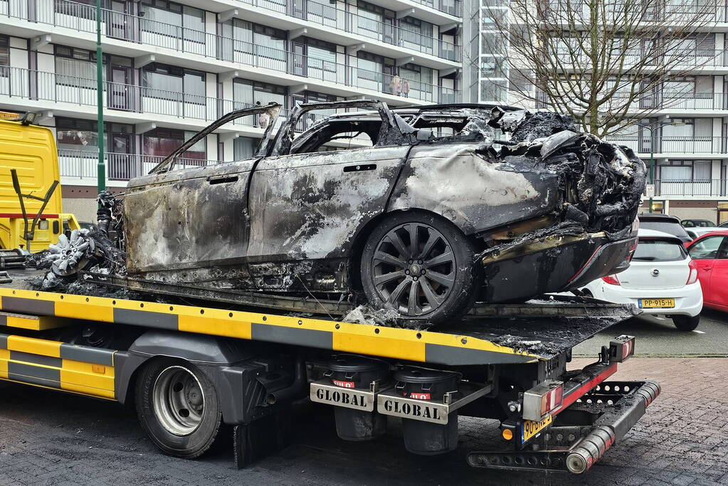 Meerdere voertuigen door brand verwoest