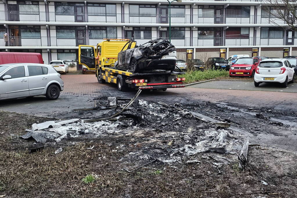 Meerdere voertuigen door brand verwoest
