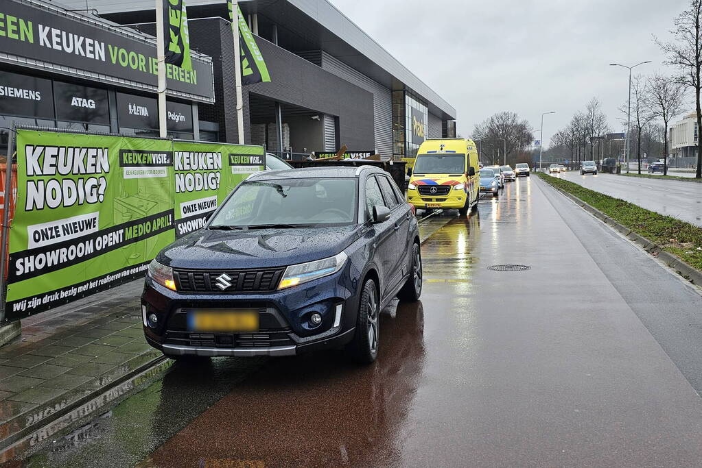 Fietser aangetikt door personenauto