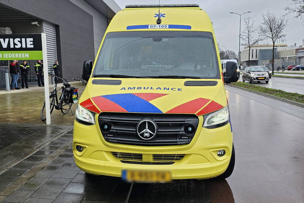 Fietser aangetikt door personenauto