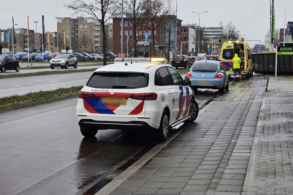 Fietser aangetikt door personenauto