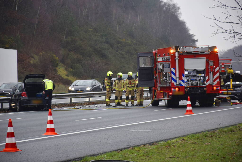 Auto vliegt in brand na ongeval op snelweg