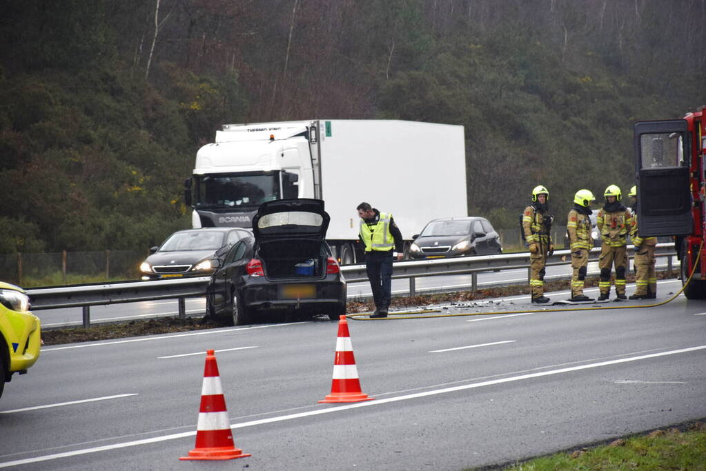 Auto vliegt in brand na ongeval op snelweg