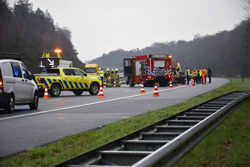 Auto vliegt in brand na ongeval op snelweg