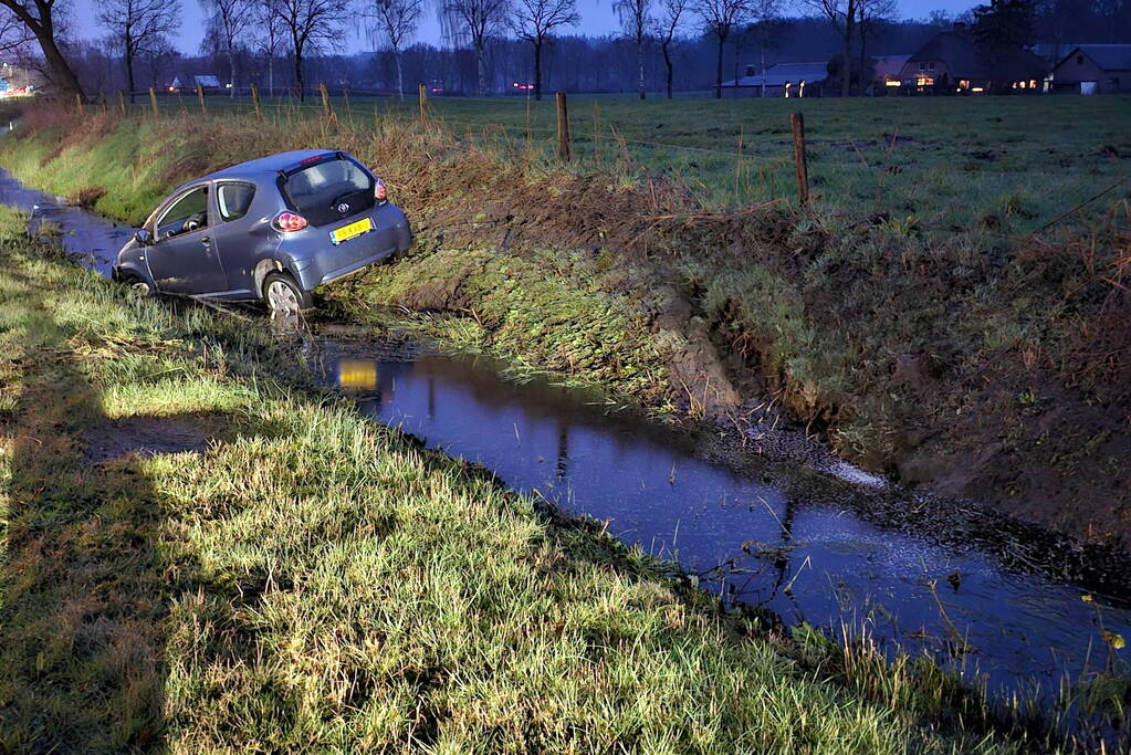 Automobilist belandt in sloot
