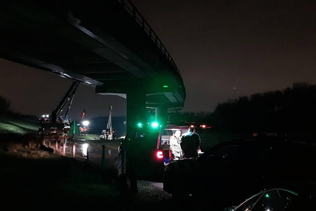 Graafmachine zakt weg in berm boven gasleidingen