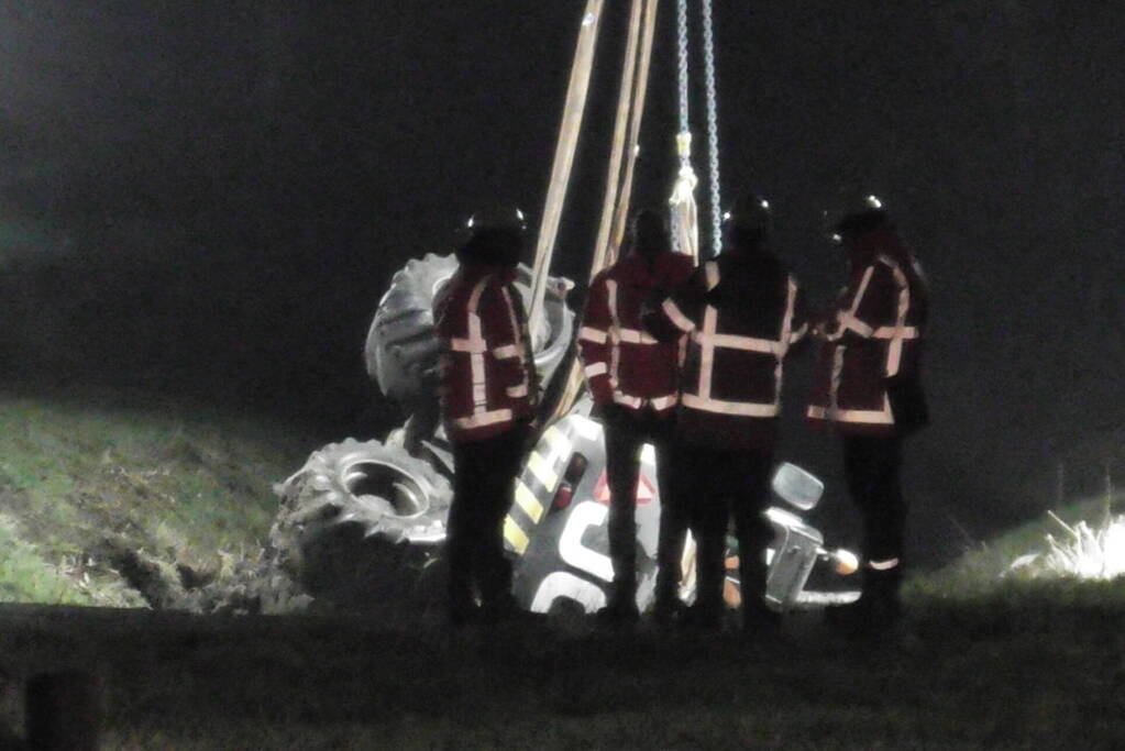 Graafmachine zakt weg in berm boven gasleidingen