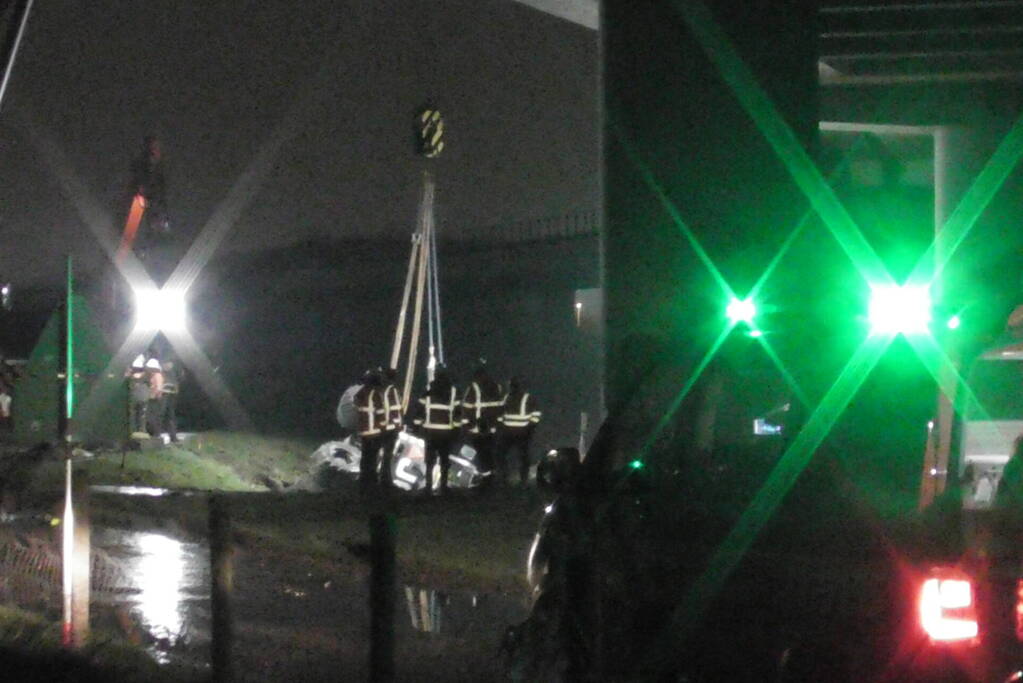 Graafmachine zakt weg in berm boven gasleidingen