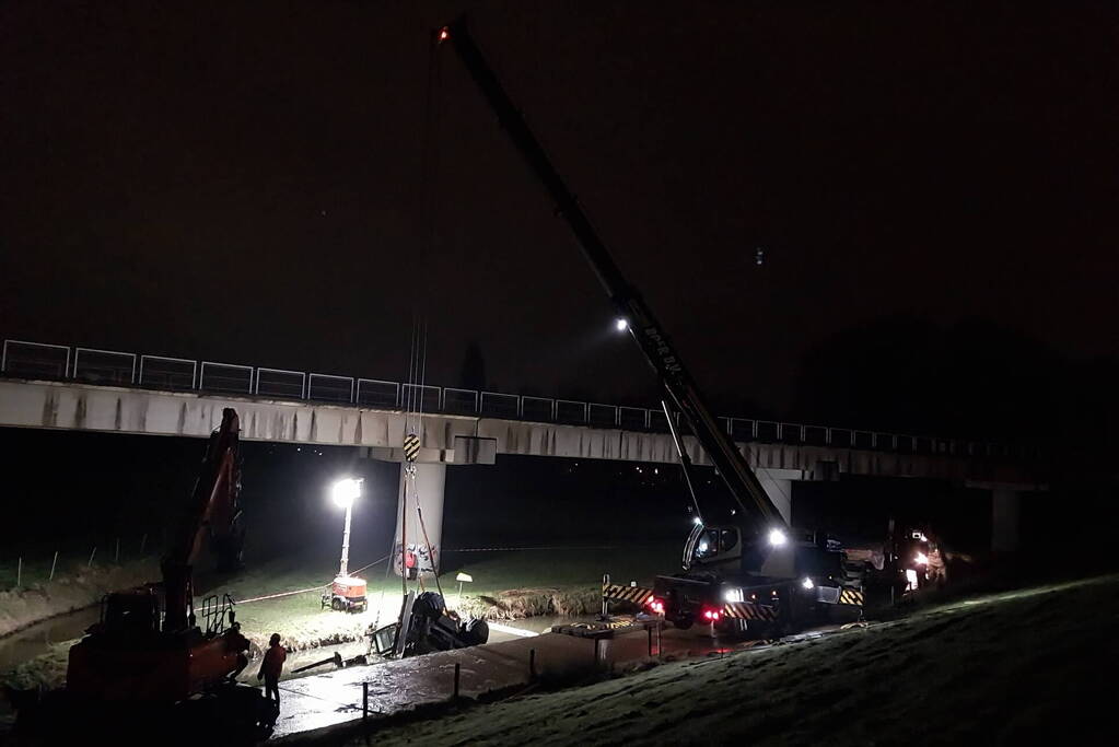 Graafmachine zakt weg in berm boven gasleidingen