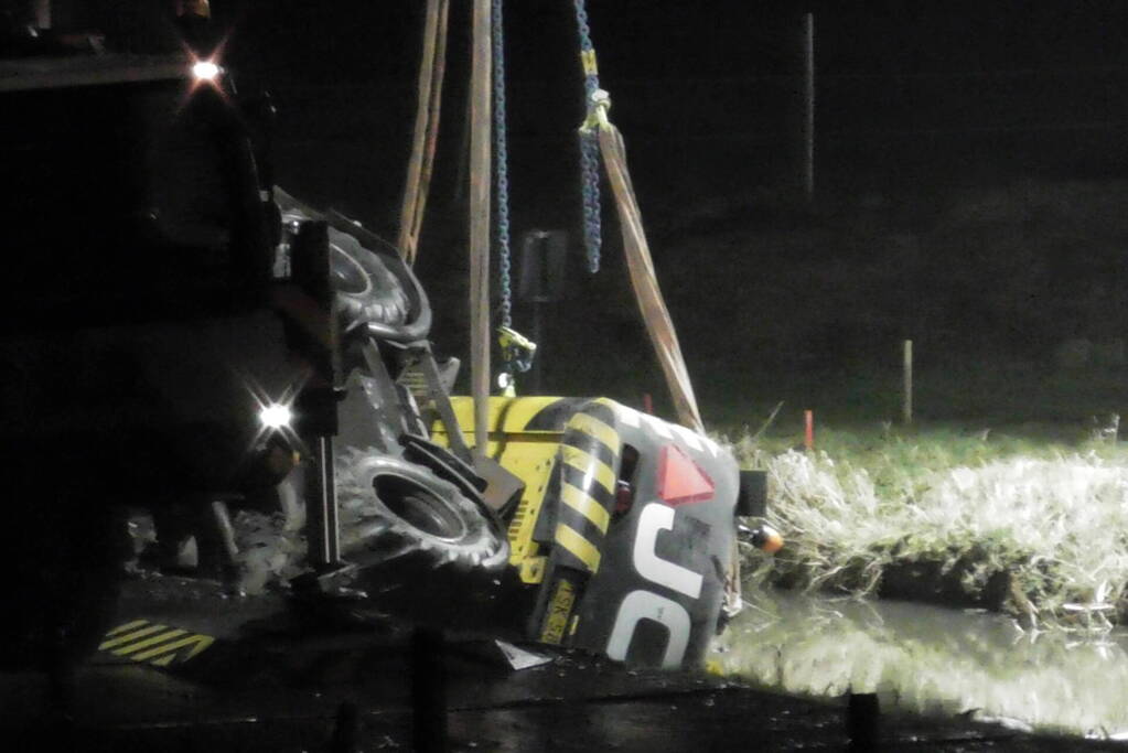 Graafmachine zakt weg in berm boven gasleidingen