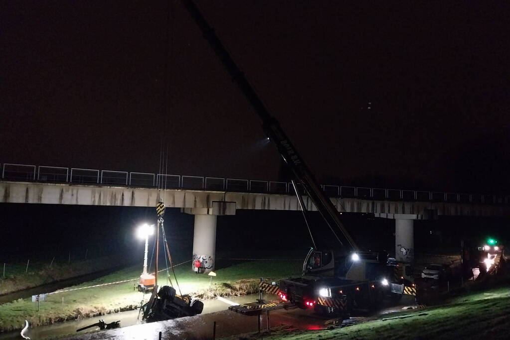 Graafmachine zakt weg in berm boven gasleidingen