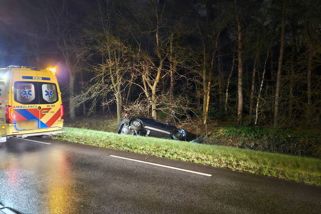 Automobilist belandt in sloot na ongeval