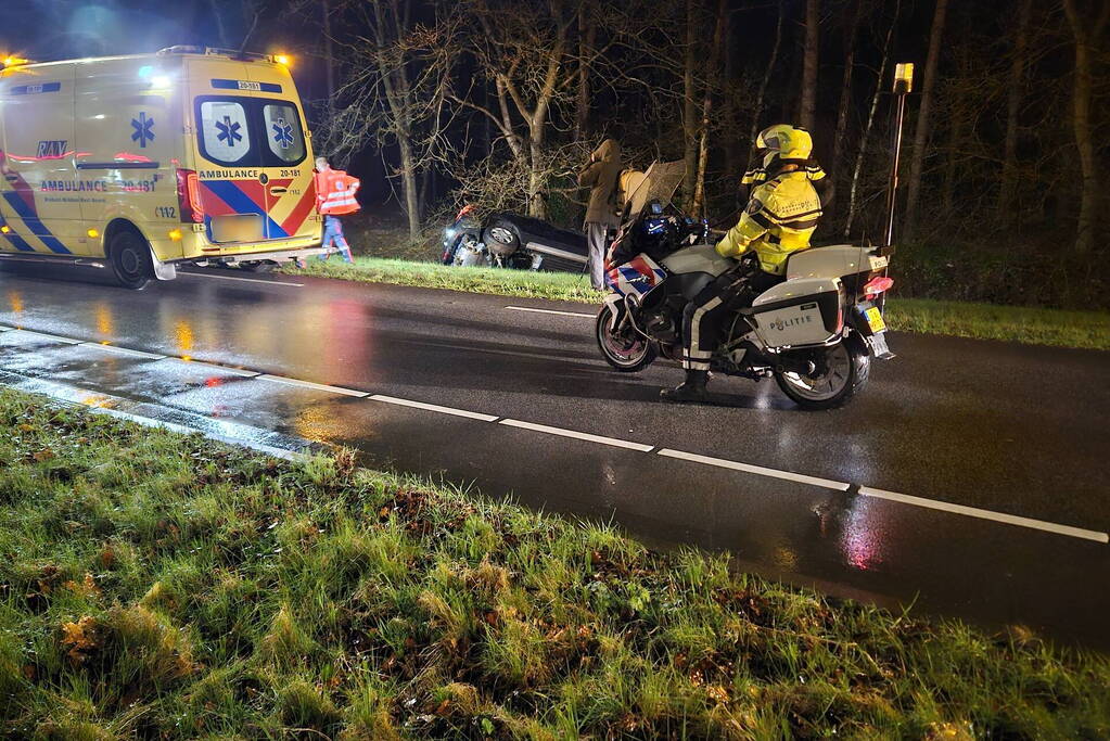 Automobilist belandt in sloot na ongeval