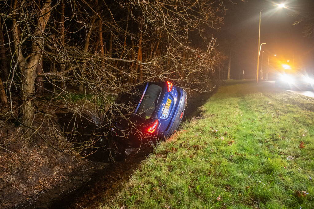 Automobilist belandt in sloot na ongeval