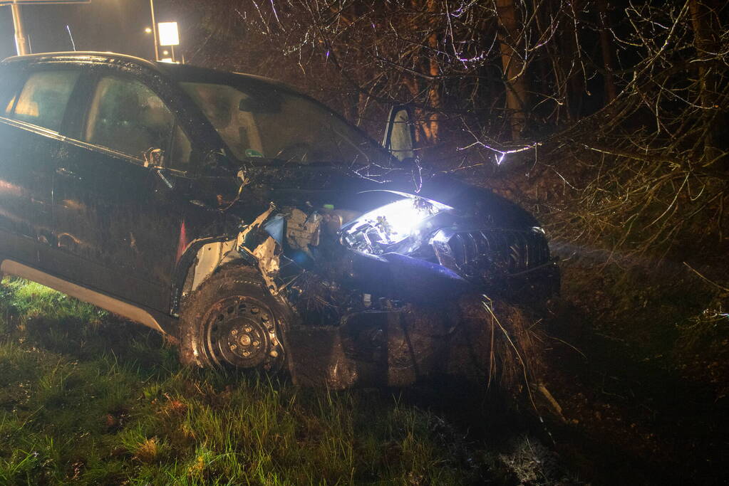 Automobilist belandt in sloot na ongeval