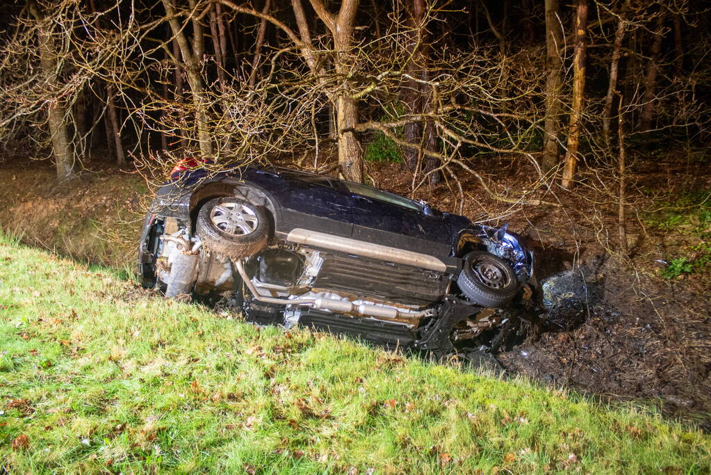 Automobilist belandt in sloot na ongeval