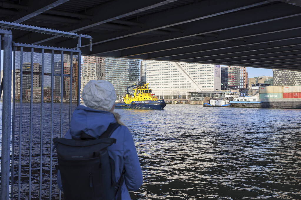 Containerschip vaart tegen Willemsbrug