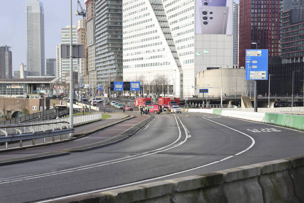 Containerschip vaart tegen Willemsbrug