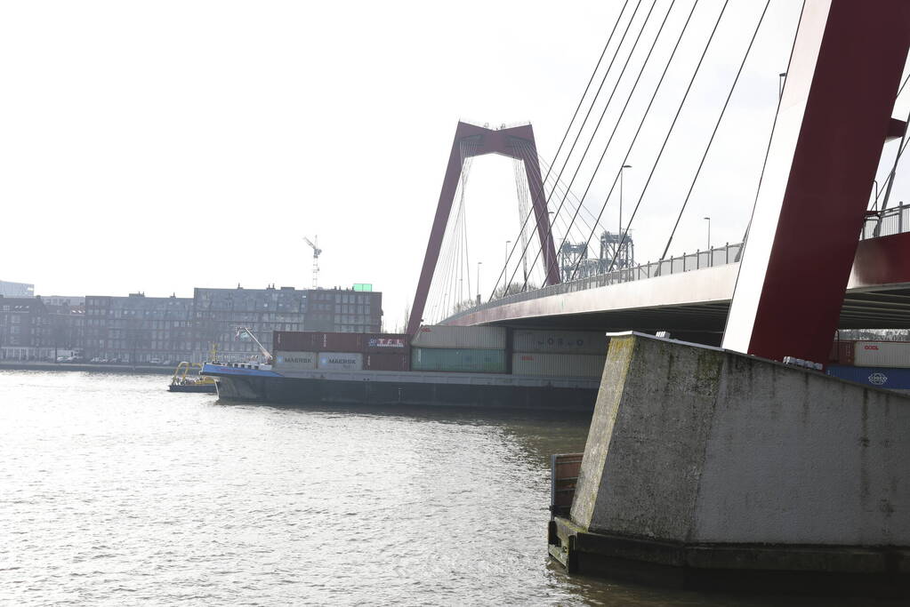 Containerschip vaart tegen Willemsbrug