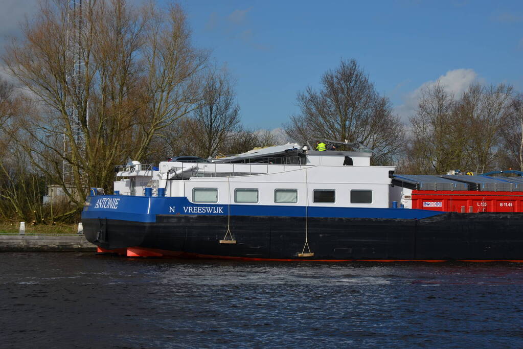 Stuurhut binnenvaartschip beschadigd na aanvaring met spoorbrug