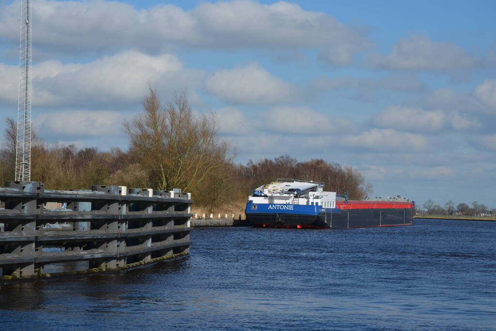 Stuurhut binnenvaartschip beschadigd na aanvaring met spoorbrug
