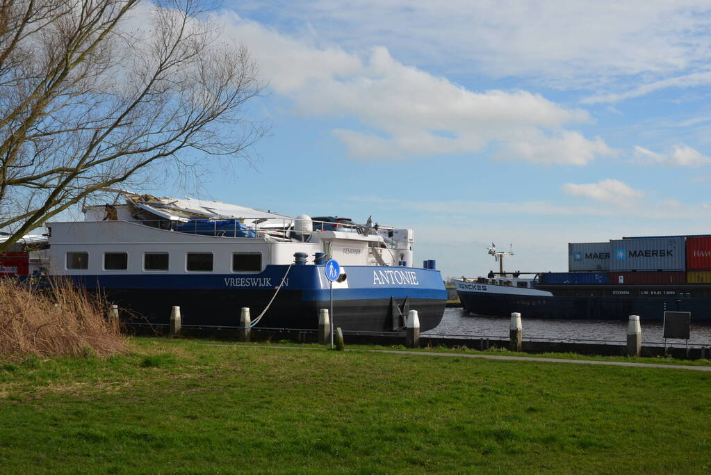Stuurhut binnenvaartschip beschadigd na aanvaring met spoorbrug