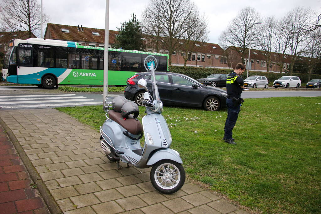 Overstekende scooterrijder aangereden door automobilist