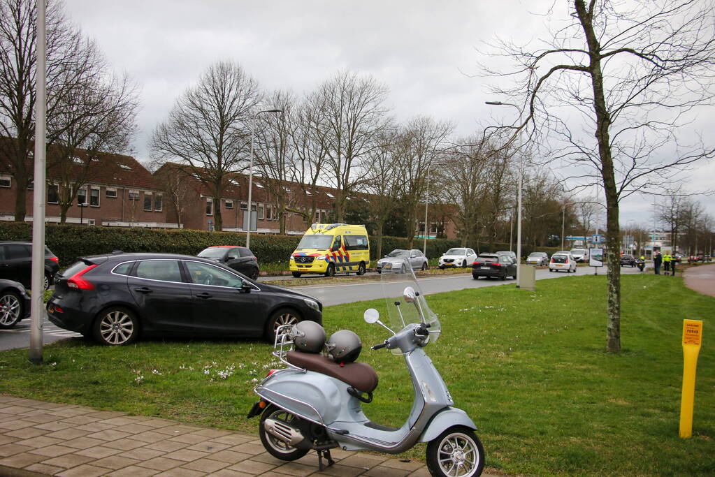 Overstekende scooterrijder aangereden door automobilist