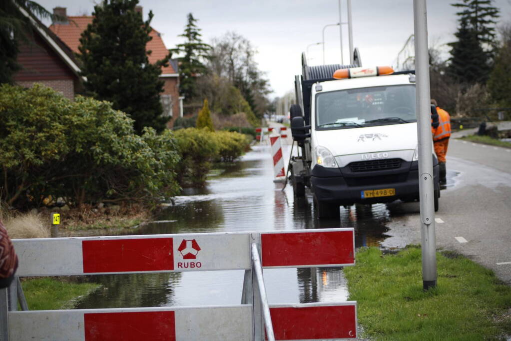 Straat onder water gelopen door kapotte waterleiding