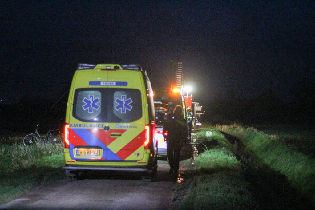 Auto belandt op zijn kop in een sloot