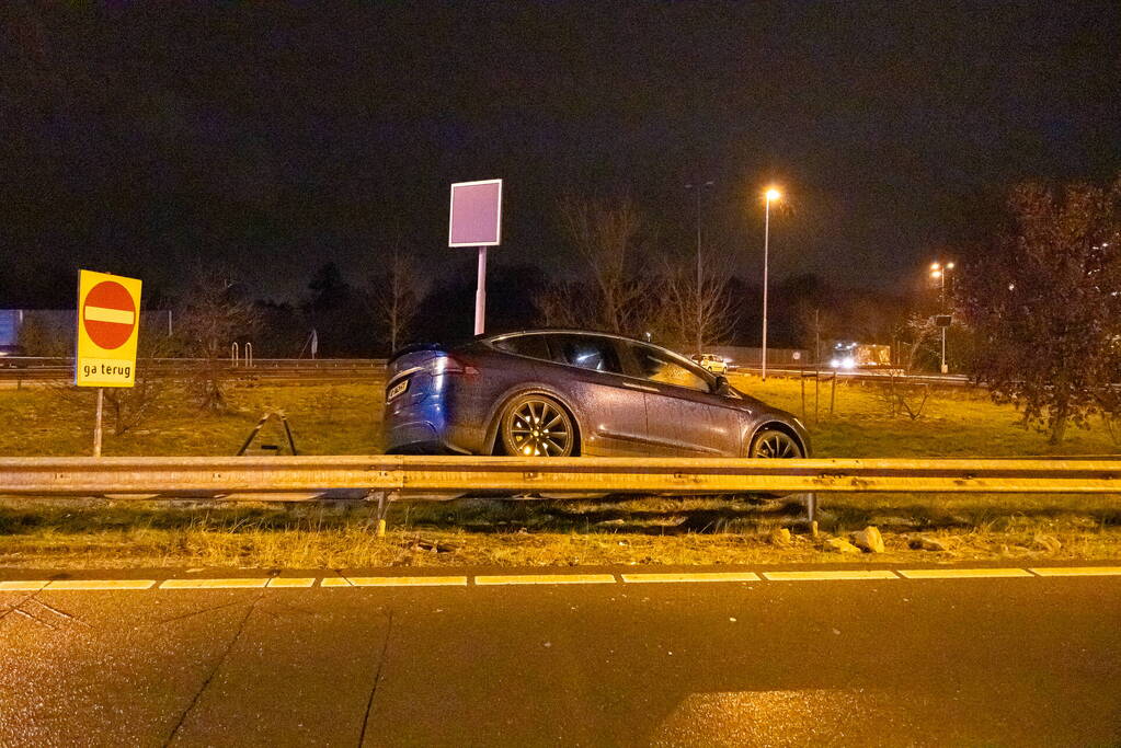 Dronken automobilist belandt boven op vangrail