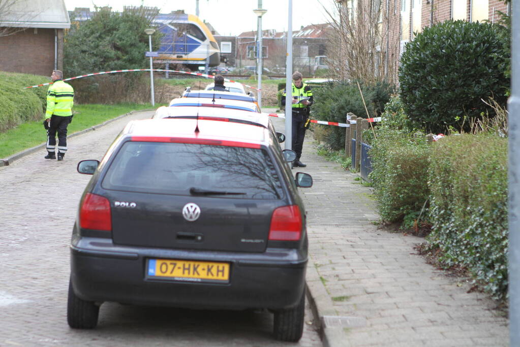 Straat afgezet vanwege steekpartij in woning