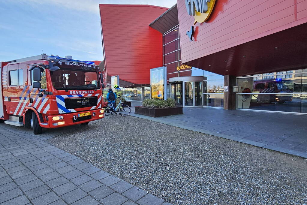 Brandweer ventileert bioscoop na brand in technische ruimte