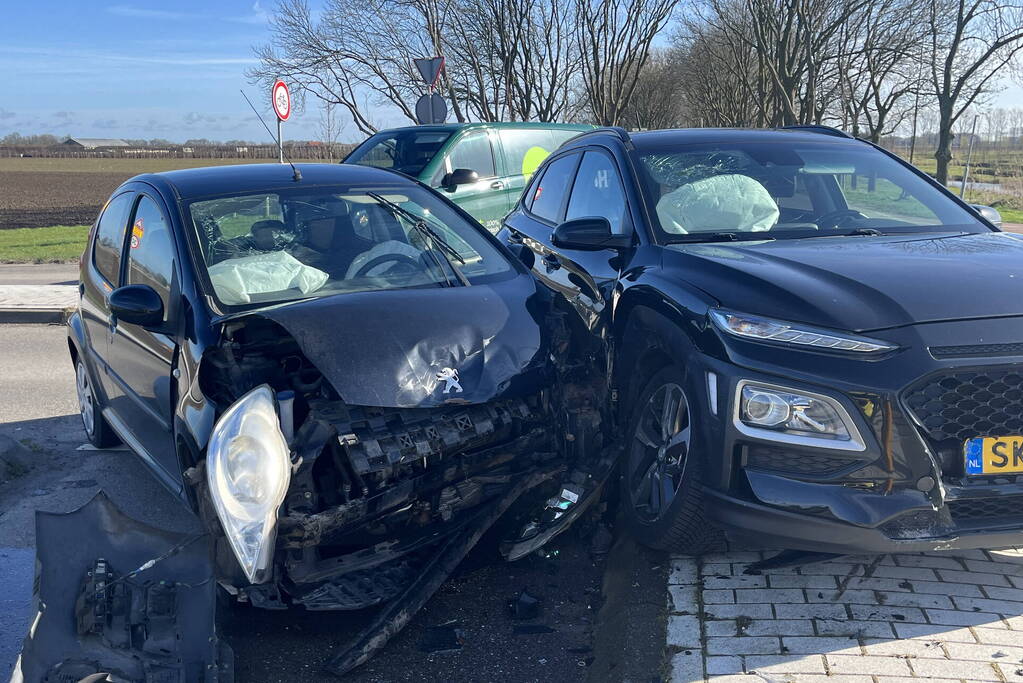Frontale botsing op kruispunt