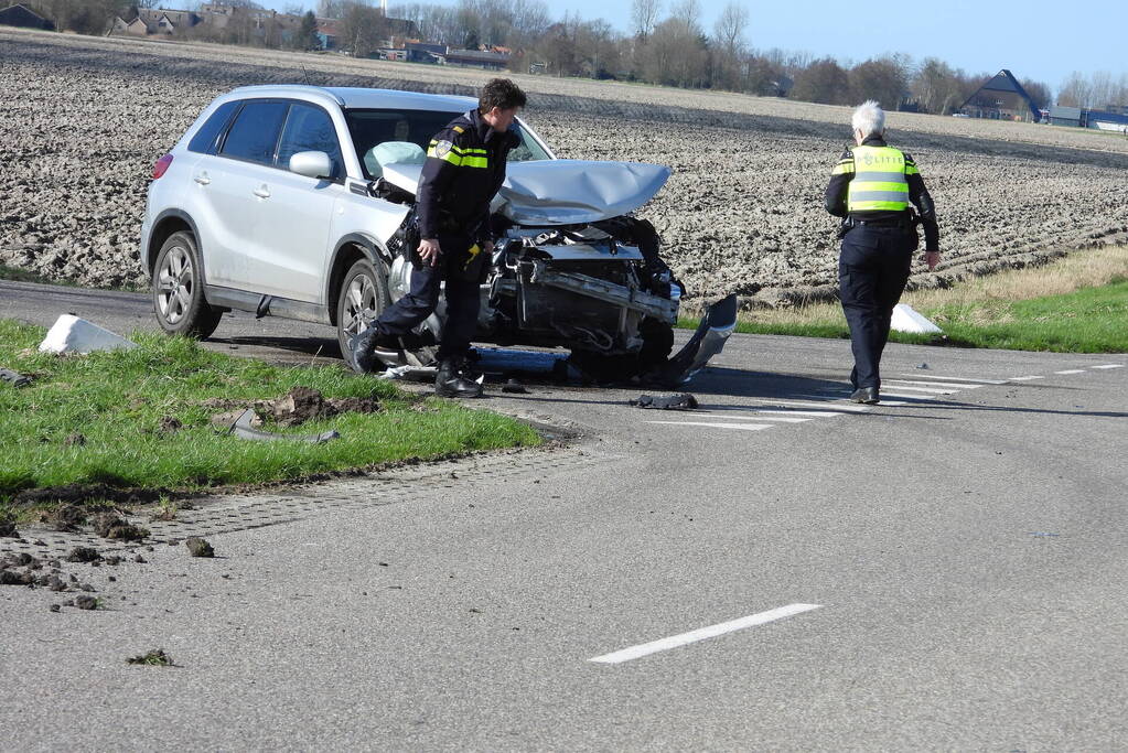 Auto belandt in sloot na frontale botsing op kruising