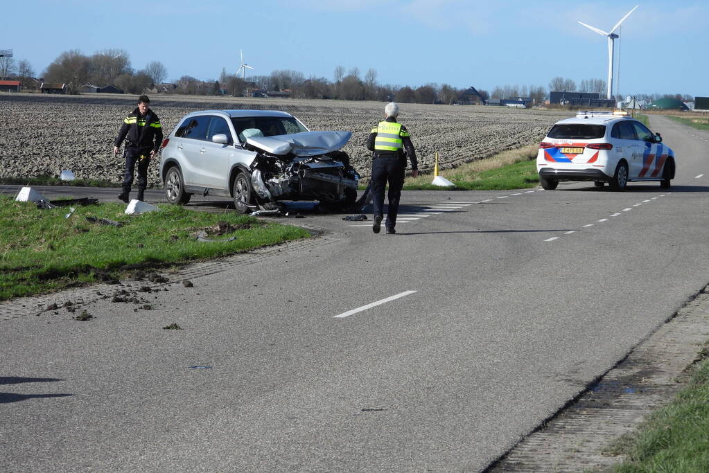 Auto belandt in sloot na frontale botsing op kruising