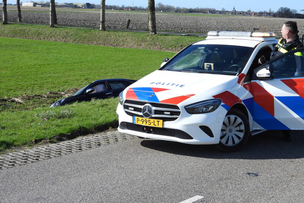Auto belandt in sloot na frontale botsing op kruising