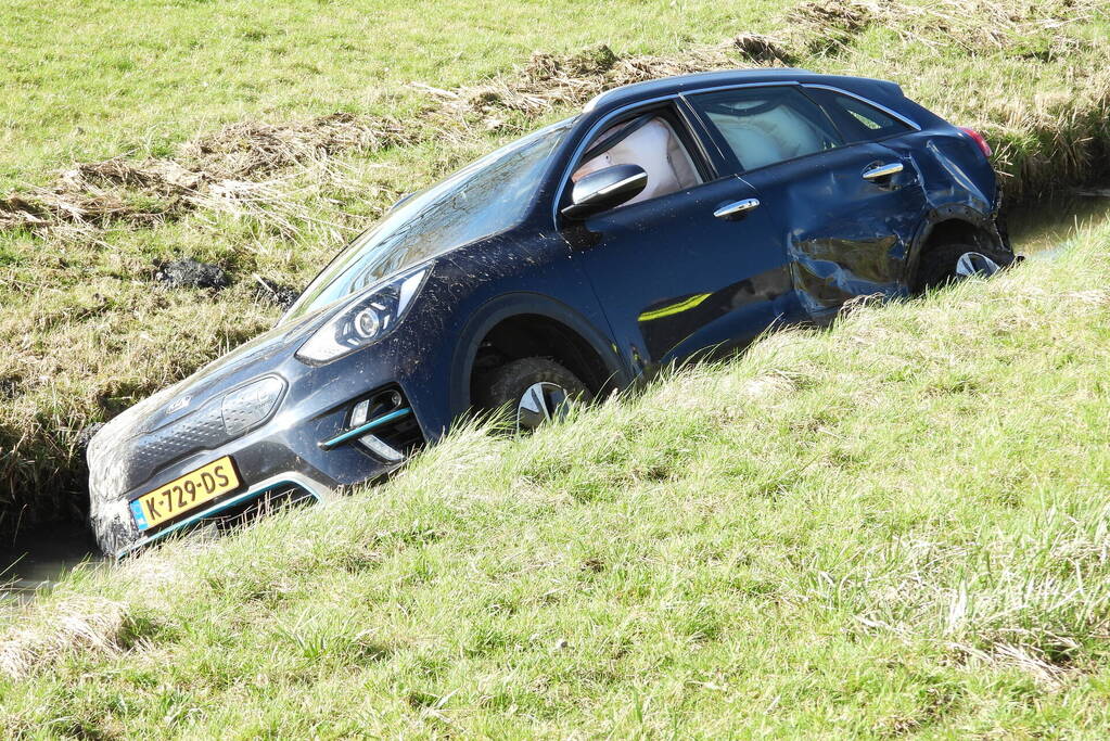 Auto belandt in sloot na frontale botsing op kruising