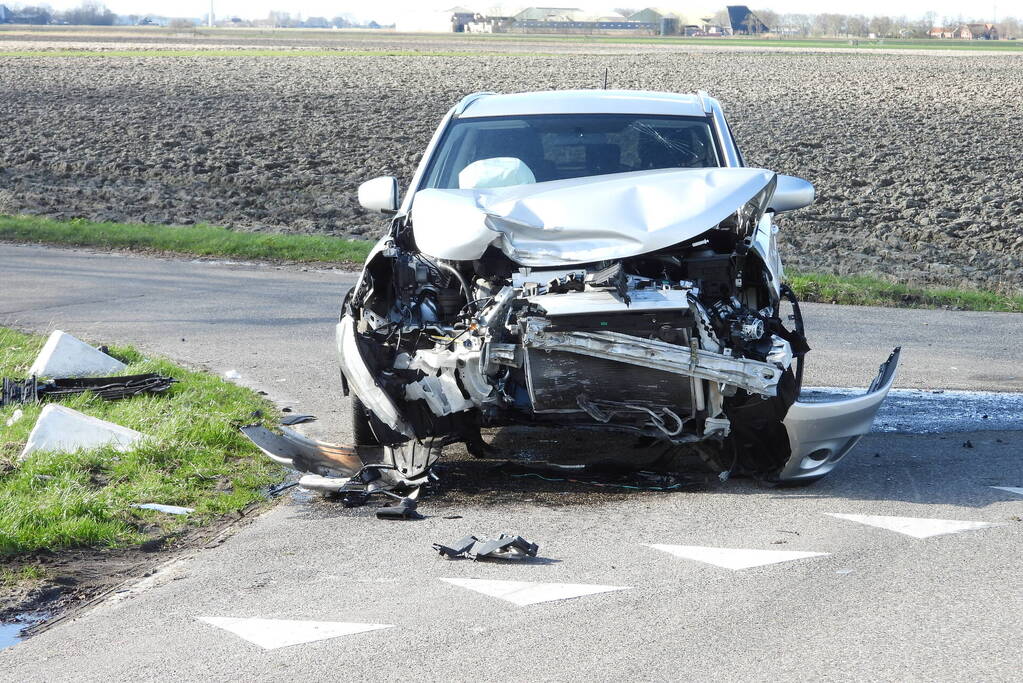 Auto belandt in sloot na frontale botsing op kruising