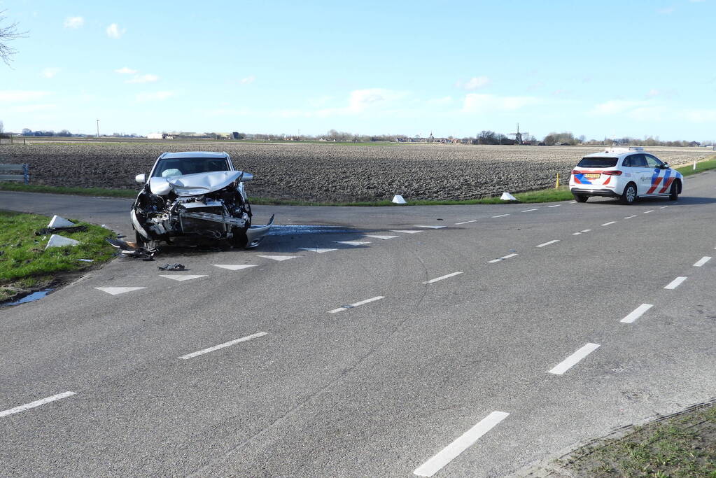 Auto belandt in sloot na frontale botsing op kruising
