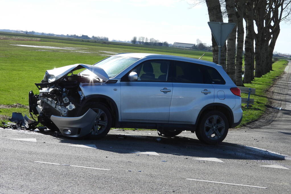Auto belandt in sloot na frontale botsing op kruising