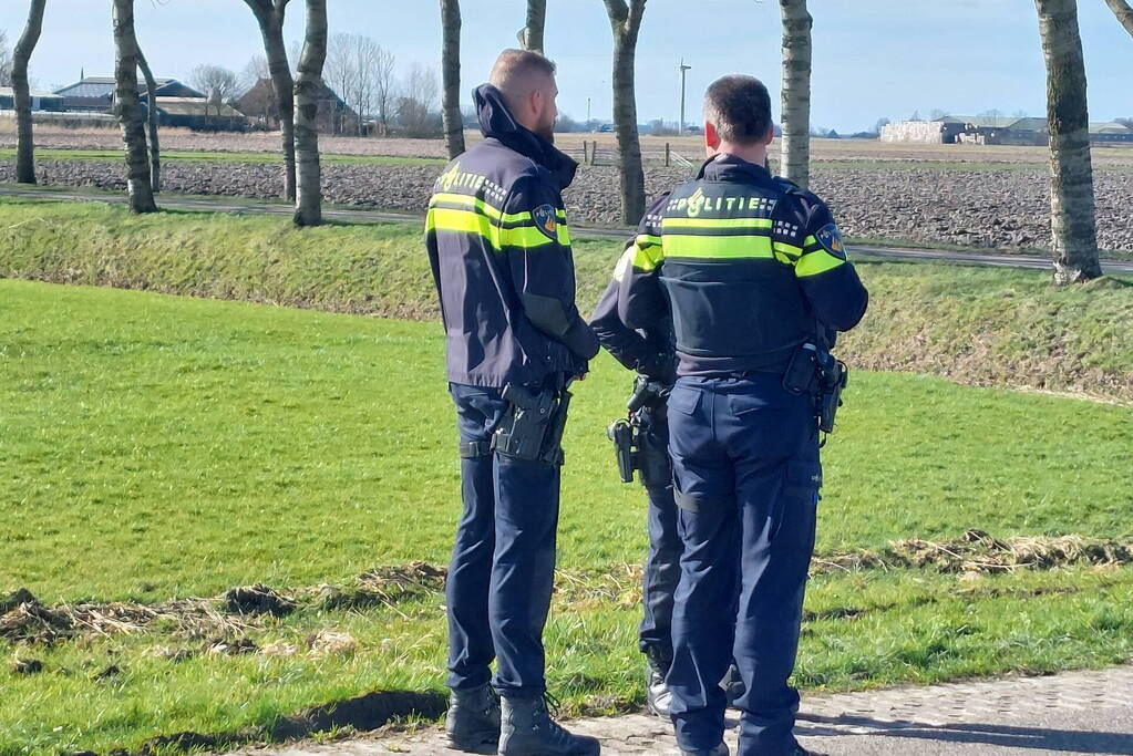 Auto belandt in sloot na frontale botsing op kruising