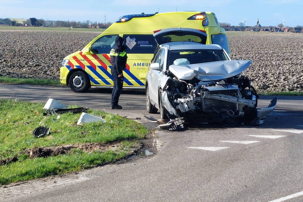 Auto belandt in sloot na frontale botsing op kruising
