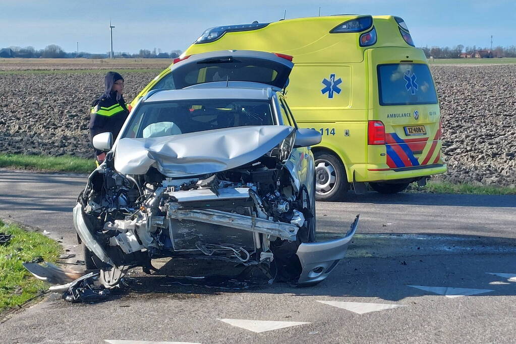 Auto belandt in sloot na frontale botsing op kruising