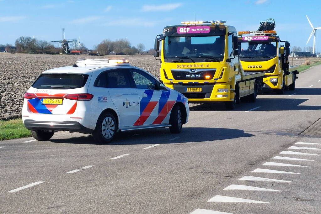 Auto belandt in sloot na frontale botsing op kruising